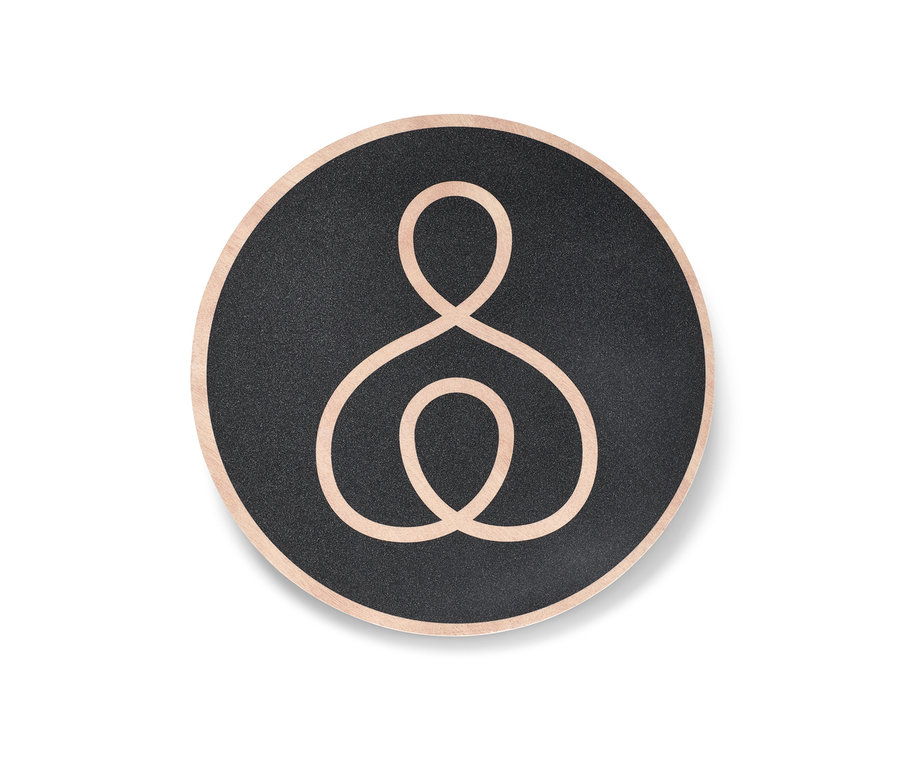 Ein rundes Balance-Board mit schwarzer Oberfläche und beigem Rand.