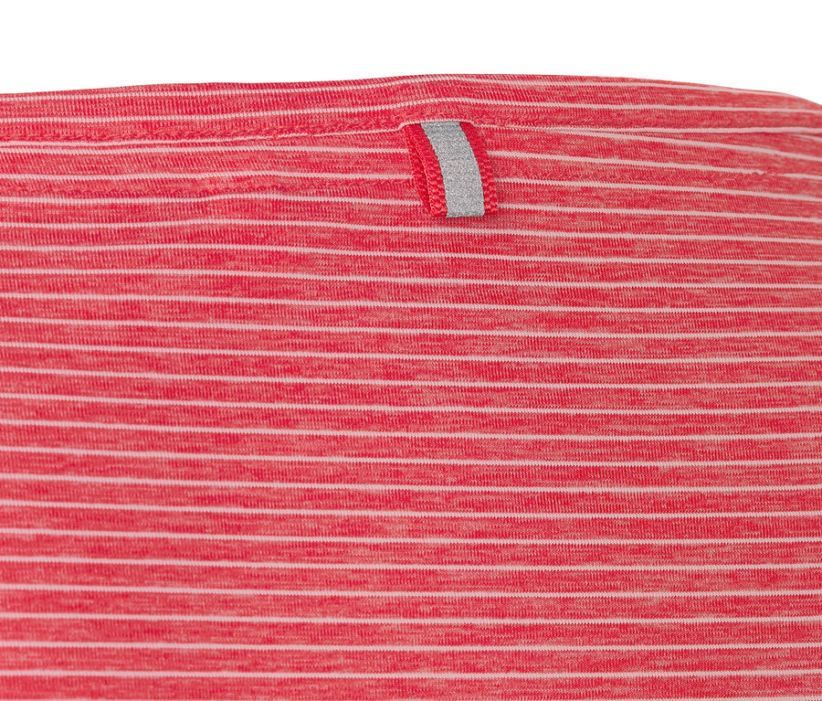 Detailaufnahme eines Funktionsshirts mit roten und weißen horizontalen Streifen.