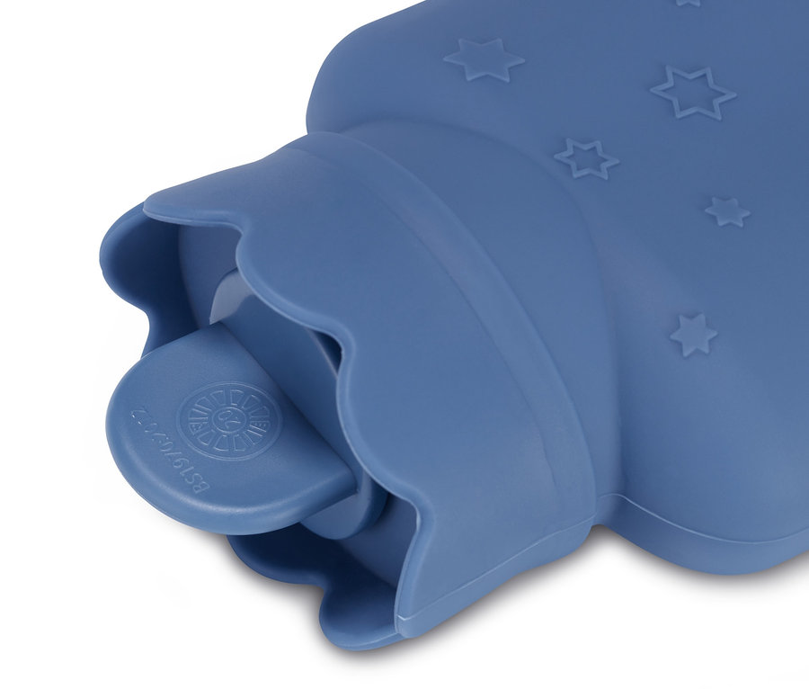Detailaufnahme einer blauen Mini-Wärmflasche mit Sternen.