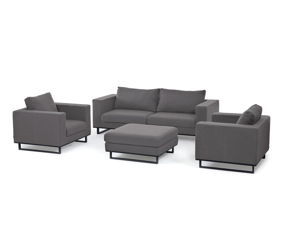 Graues Sofa, zwei Sessel und eine Fußstütze aus Sunbrella®-Stoff.