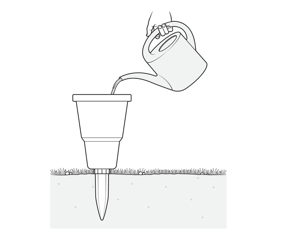 Eine Hand gießt Wasser aus einer Gießkanne in ein Aqua-Pot, 2er-Set.