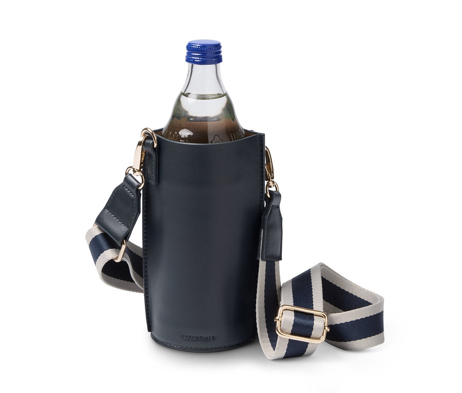 Eine blaue Bottle-Bag mit einem gestreiften Riemen.