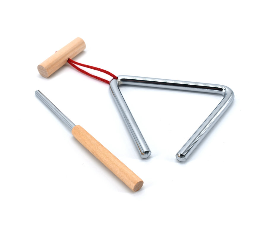 Chromfarbenes Dreieck und Schlägel aus dem Voggenreiter-Kinder-Instrumente-Set auf weißem Hintergrund.