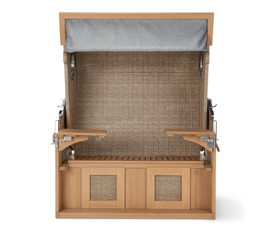 Nahaufnahme eines Premium-Strandkorbs XXL mit 2 Schwenktischen, mit einem Rattansitz und einem grauen Baldachin.
