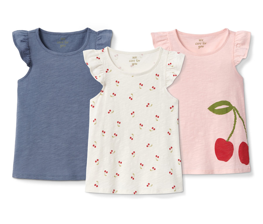 Drei Mädchen-Shirts: blau, mit Kirschmuster und rosa mit Kirschbild.