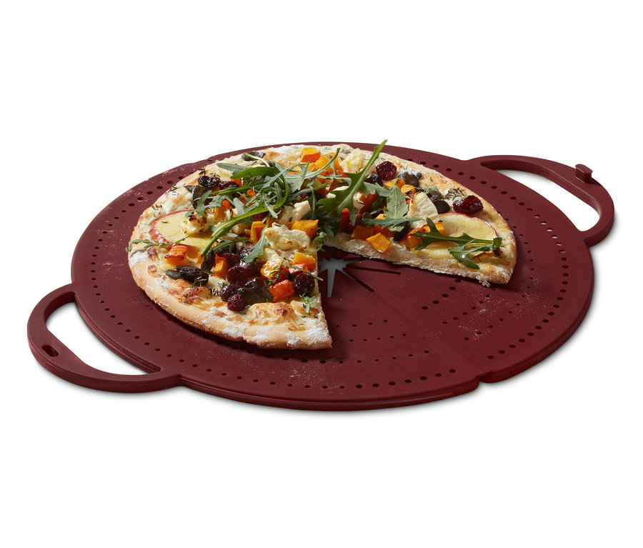 Pizza auf einem roten 4-in-1-Pfannen-Spritzschutz.