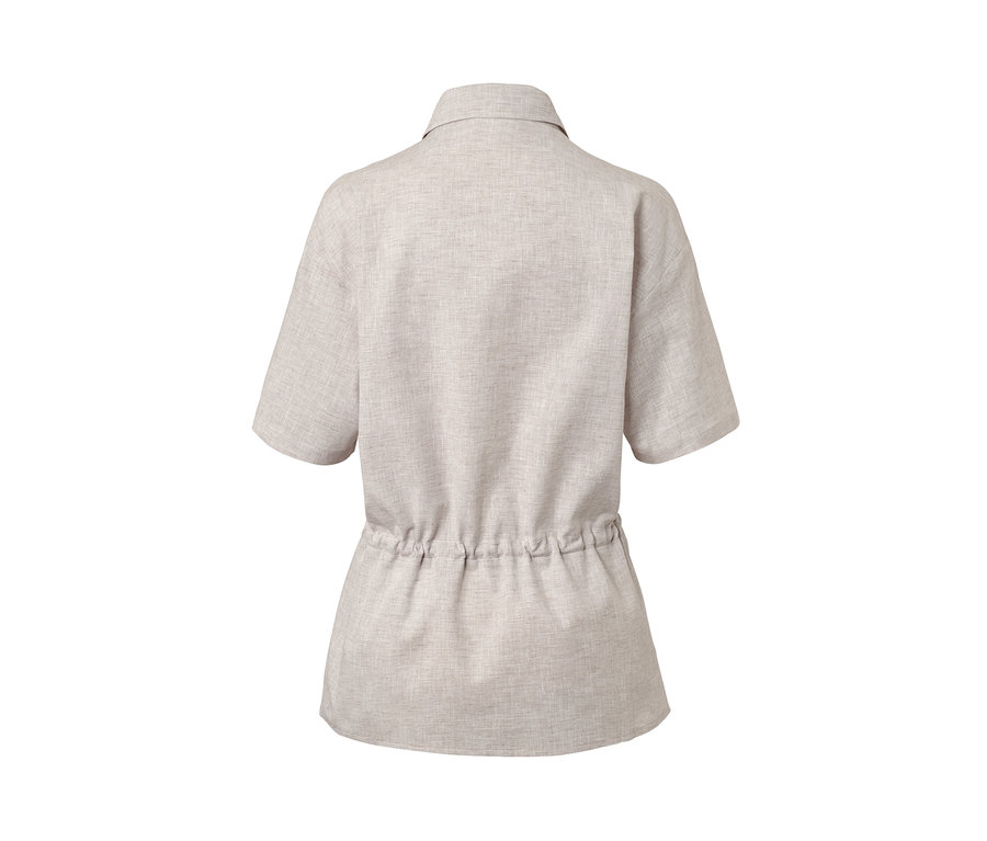 Beige Hemdbluse mit kurzen Ärmeln und Kordelzug in der Taille.