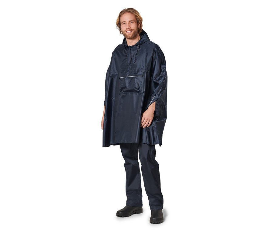 Mann steht und trägt einen dunkelblauen Unisex-Regenponcho.