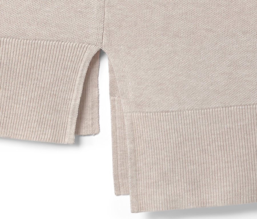 Detailansicht eines Strickpullovers mit Stehkragen.