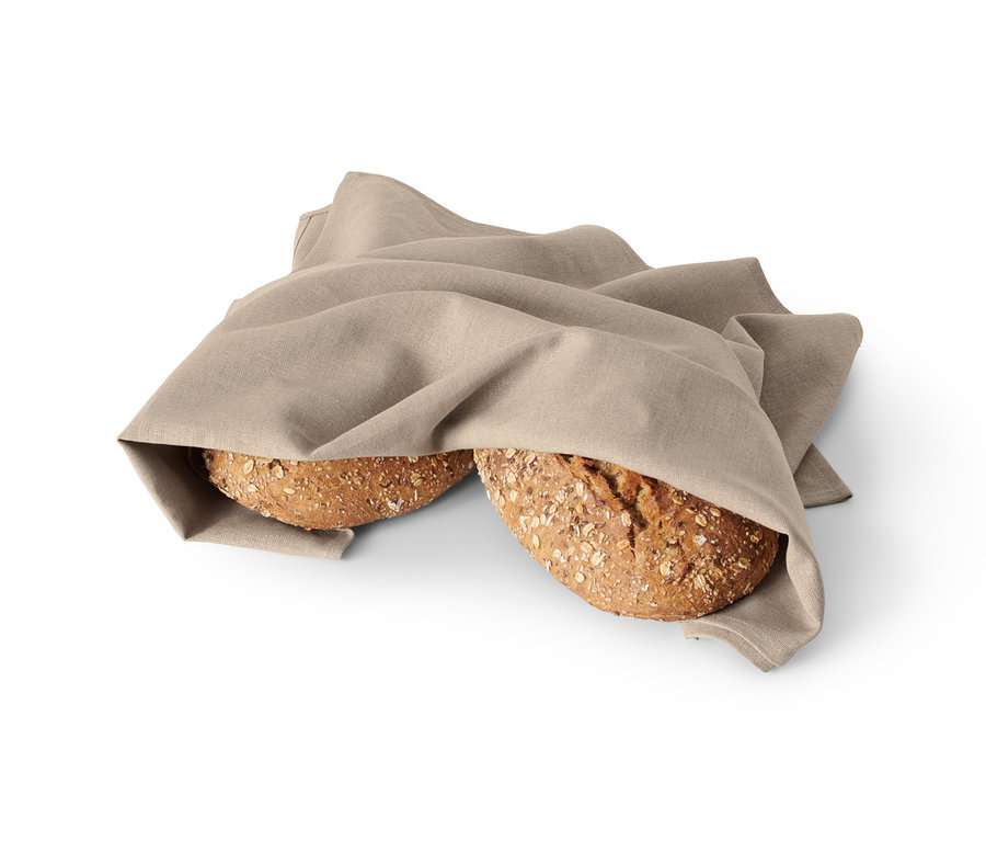 Zwei Brote sind mit einem beigen Bäckerleinen abgedeckt.