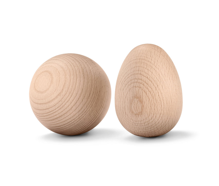 Ein Faszienmassage-Set aus Holz, bestehend aus einer Kugel und einem Ei.