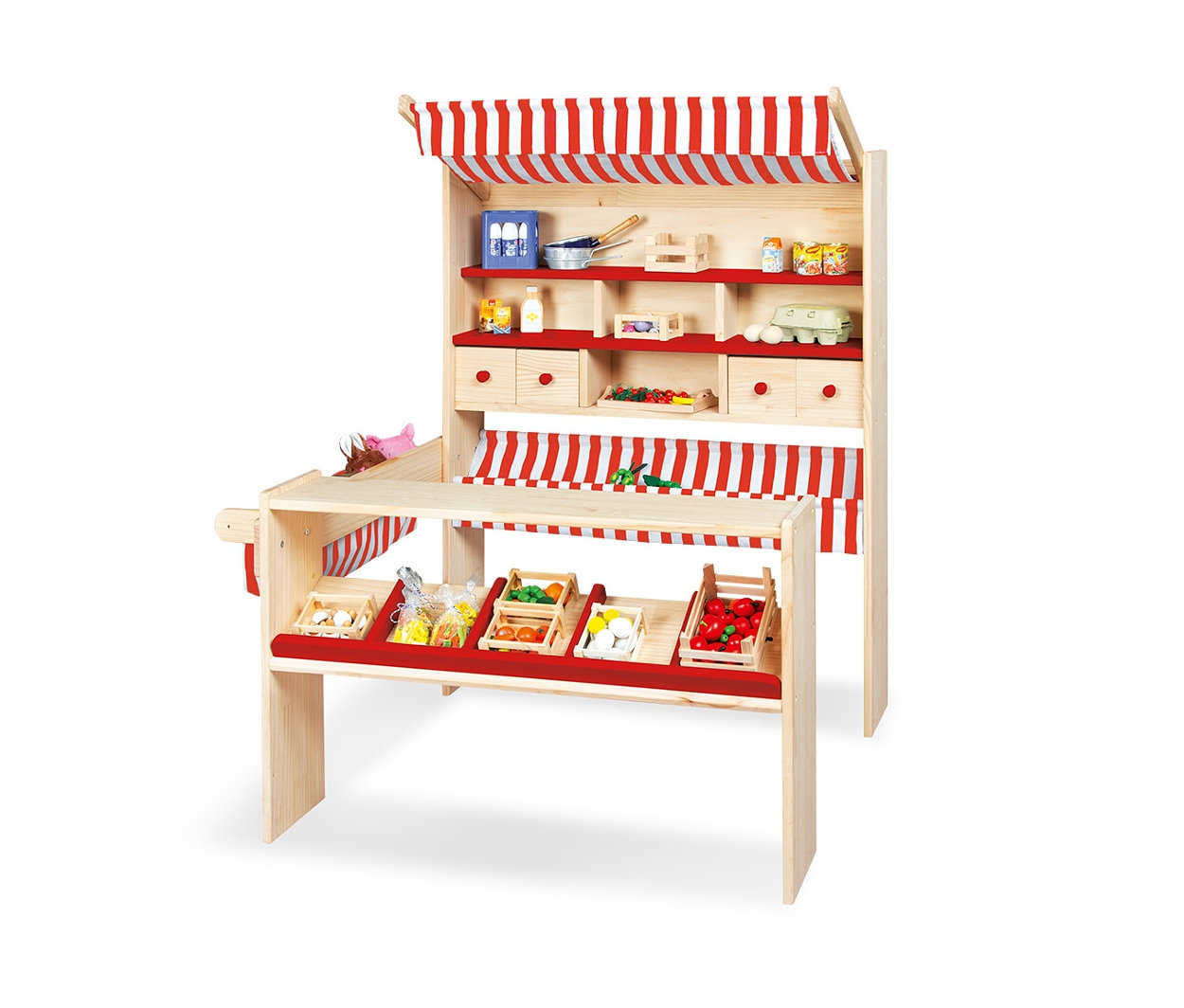 Ein Pinolino Marktstand »Lucy« aus Holz mit rot-weiß gestreifter Markise und verschiedenen Lebensmitteln in kleinen Holzkisten.