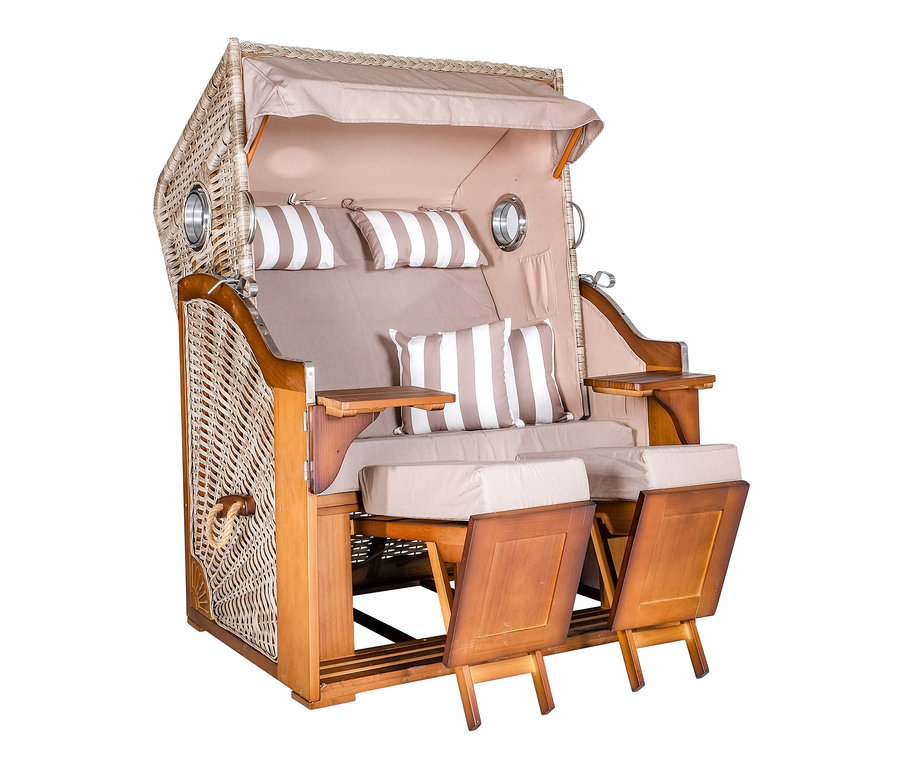 Ein Strandkorb aus Korbgeflecht mit braun-weiß gestreiften Kissen und Armlehnen aus Holz.