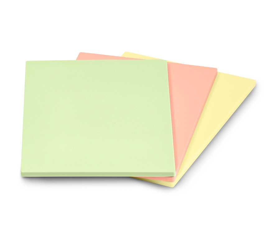 Drei Schneidebretter mit Halter in Grün, Rosa und Gelb liegen übereinander.