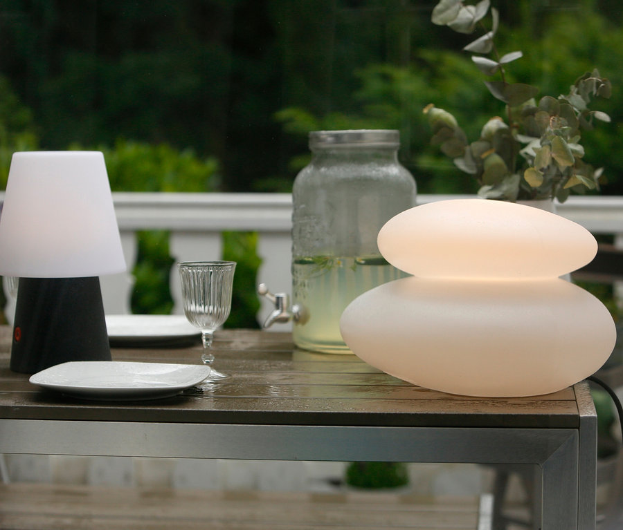 Auf einem Tisch stehen eine 8 seasons design Solar-Leuchte, 39 cm, ein Getränkeglas und ein Teller.