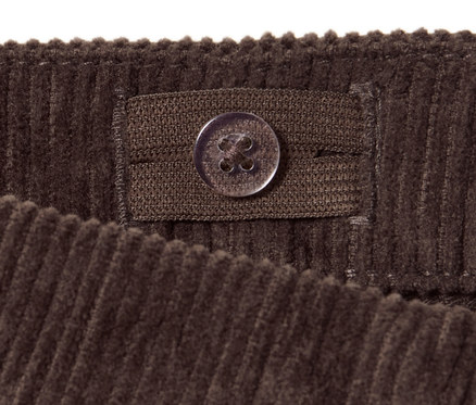 Detailaufnahme einer Kinder-Cord-Shorts mit Knopf.
