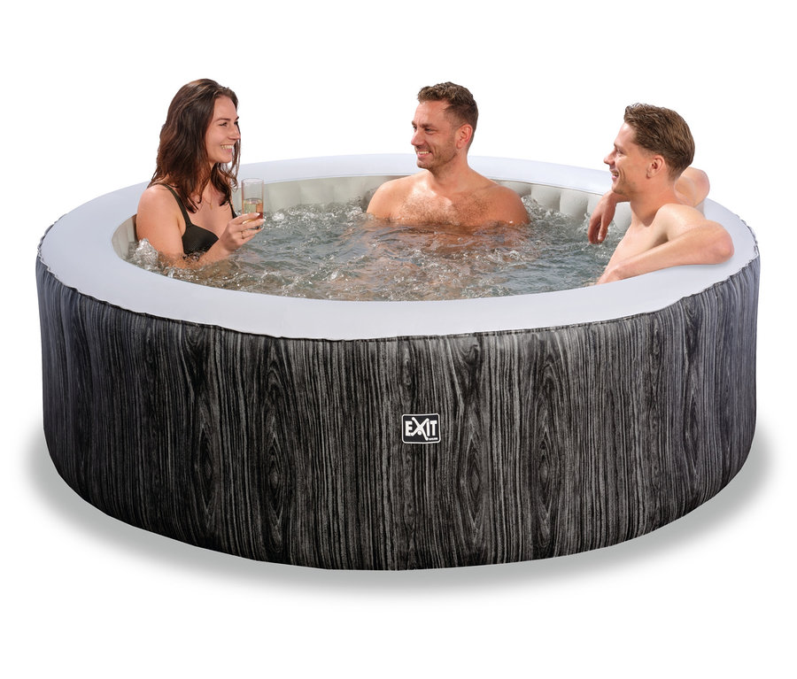 Drei Personen entspannen im EXIT Wood Deluxe Whirlpool für 4 Personen.