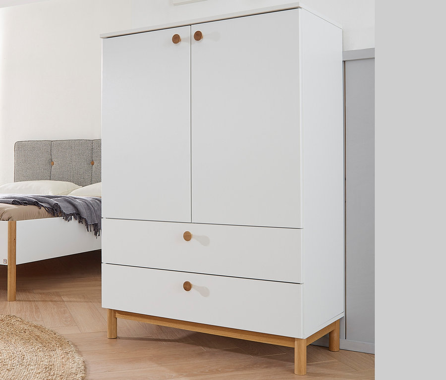 Weisse rauch Kommode »Freyja« mit zwei Schubladen und zwei Türen im Schlafzimmer.