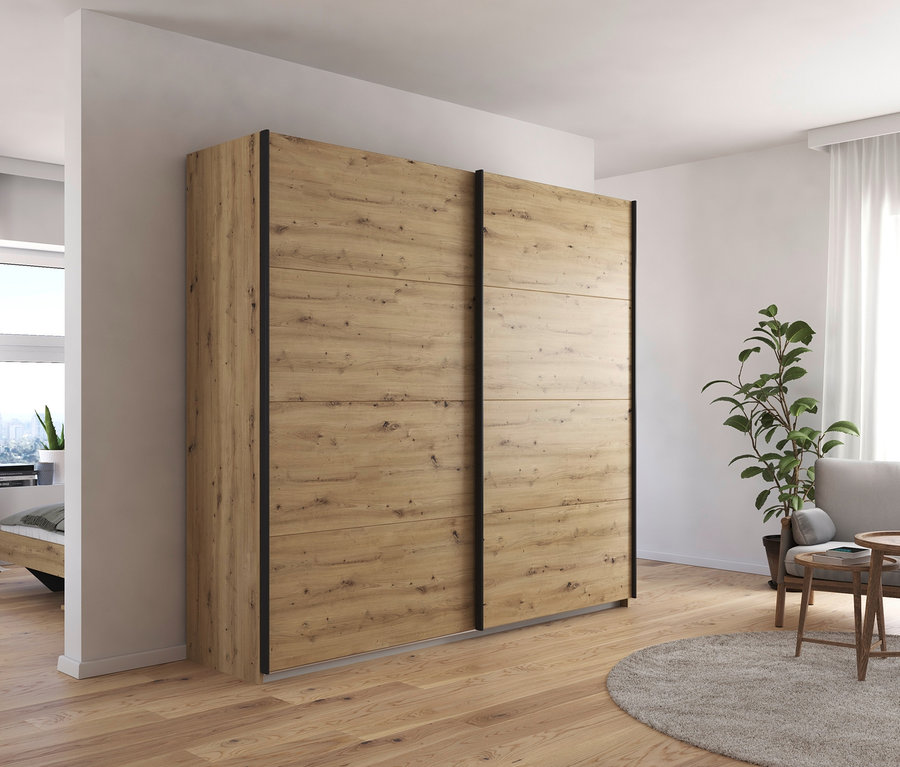 Innenraum mit rauch Schrank »Apollon«, 2-türig mit Holzdekor, daneben grauer Sessel, Tisch und Teppich.