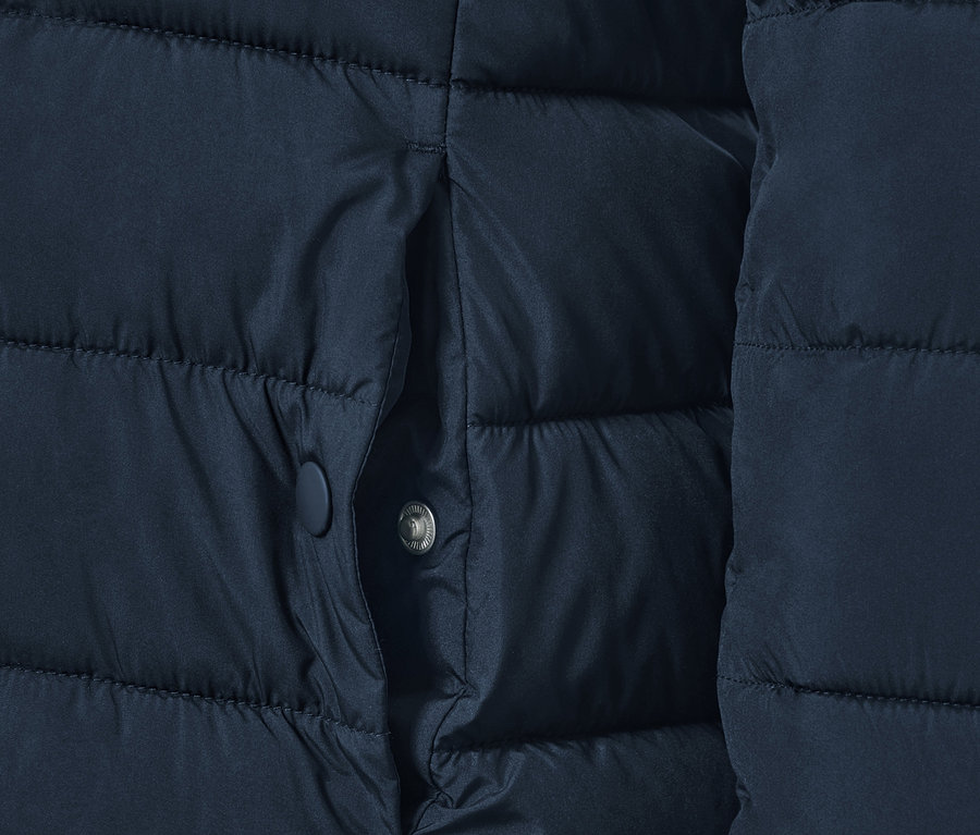 Detailaufnahme einer dunkelblauen Steppjacke mit Tasche.