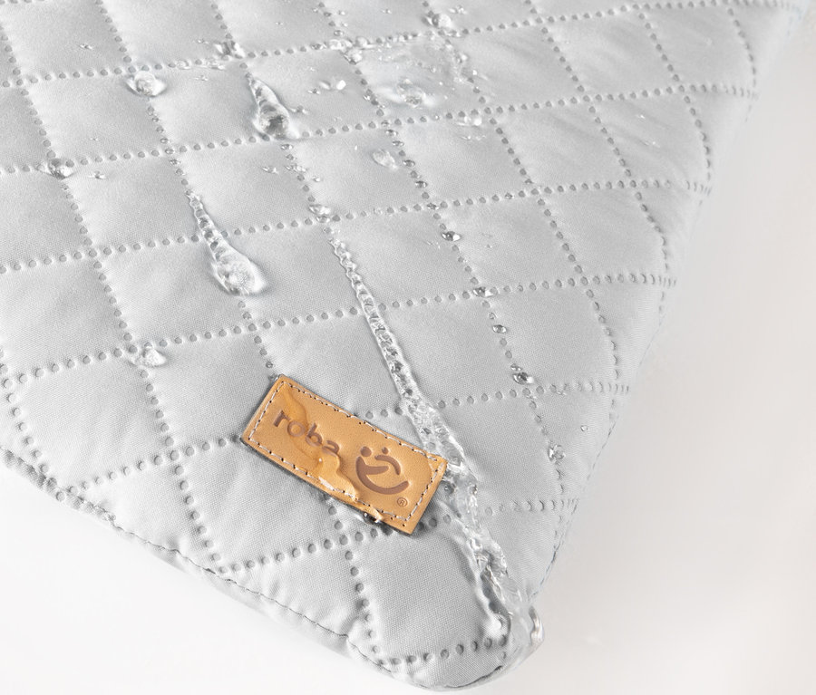 Detailaufnahme der grauen roba Wickelauflage »roba style grau« mit Wassertropfen.