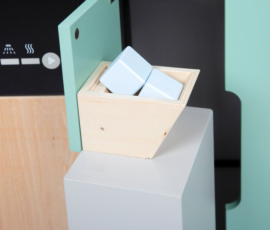 Detail einer small foot Kinderküche mit Kücheninsel »Industrial« mit Holzklötzen in einem Behälter.