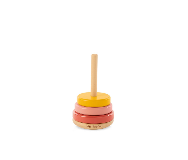 Auf einem weißen Hintergrund befindet sich ein Pinolino Stapelturm »Ruby«, der aus einem Holzsockel, drei farbigen Ringen (rot, rosa und gelb) und einem Holzstab besteht.
