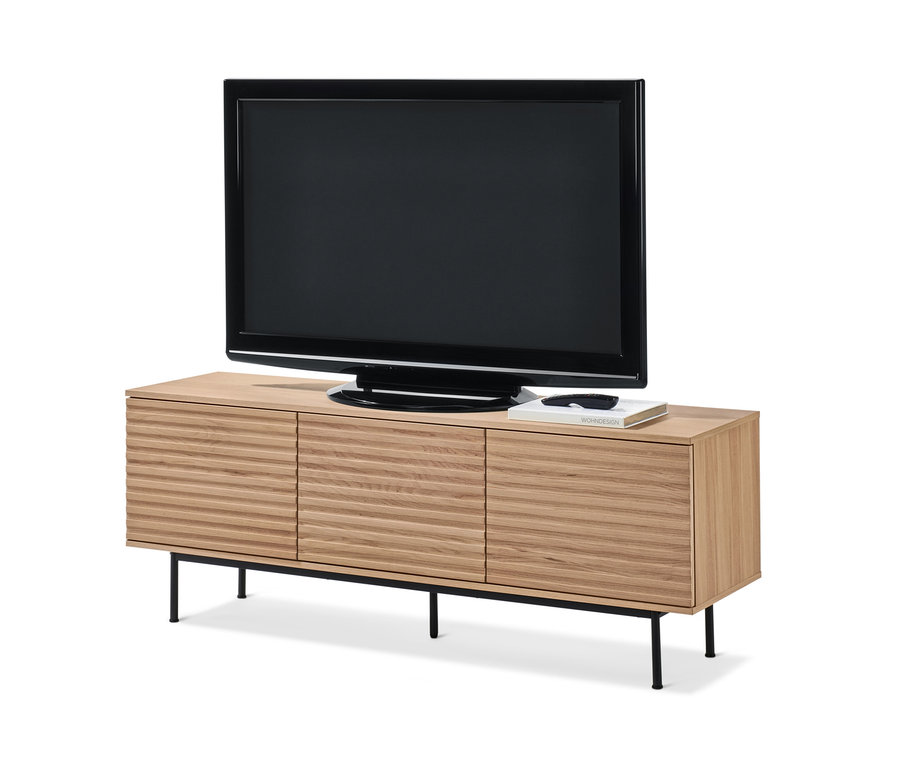 Auf einem Lowboard »Finnsbo« mit Lamellenoptik steht ein Fernseher.