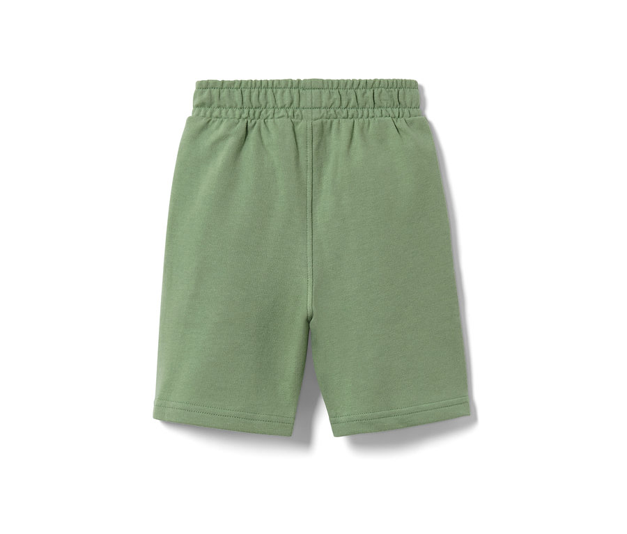 Grüne Kinder-Sweatshorts auf weißem Hintergrund.