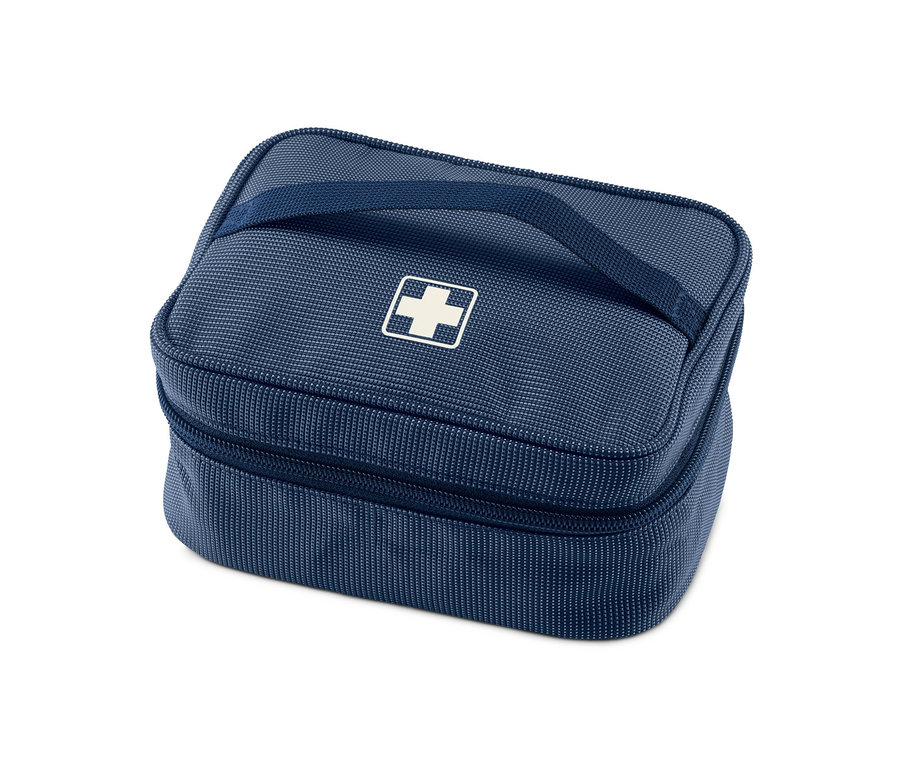 Eine blaue Medikamenten-Tasche mit einem weißen Kreuz in der Mitte.