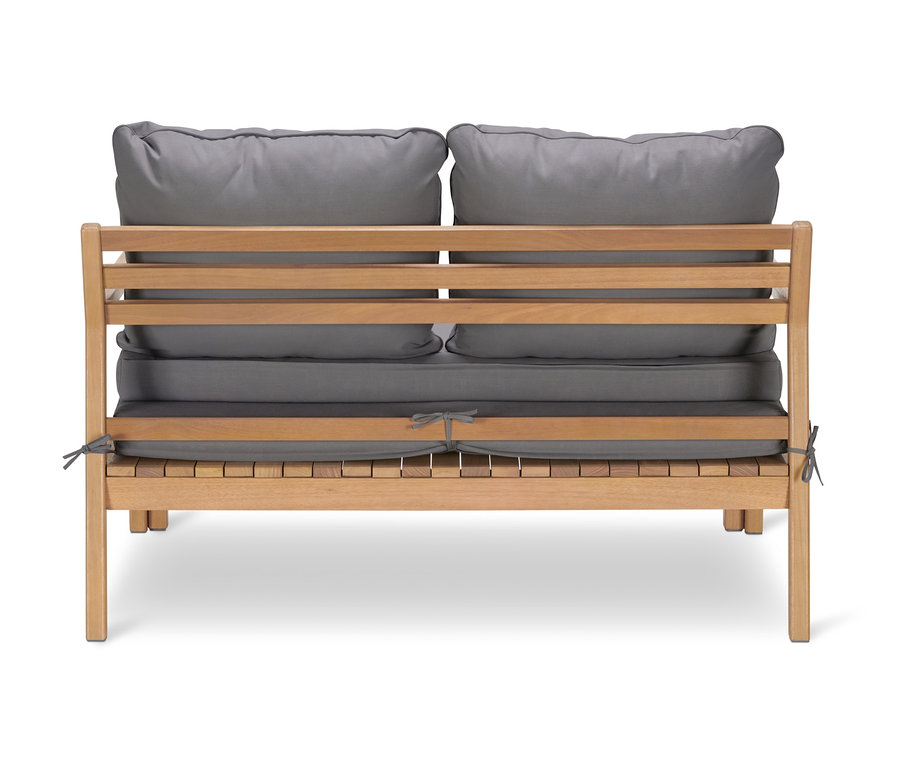 Ein Loungesofa mit ausziehbarem Fußteil und grauen Polstern.
