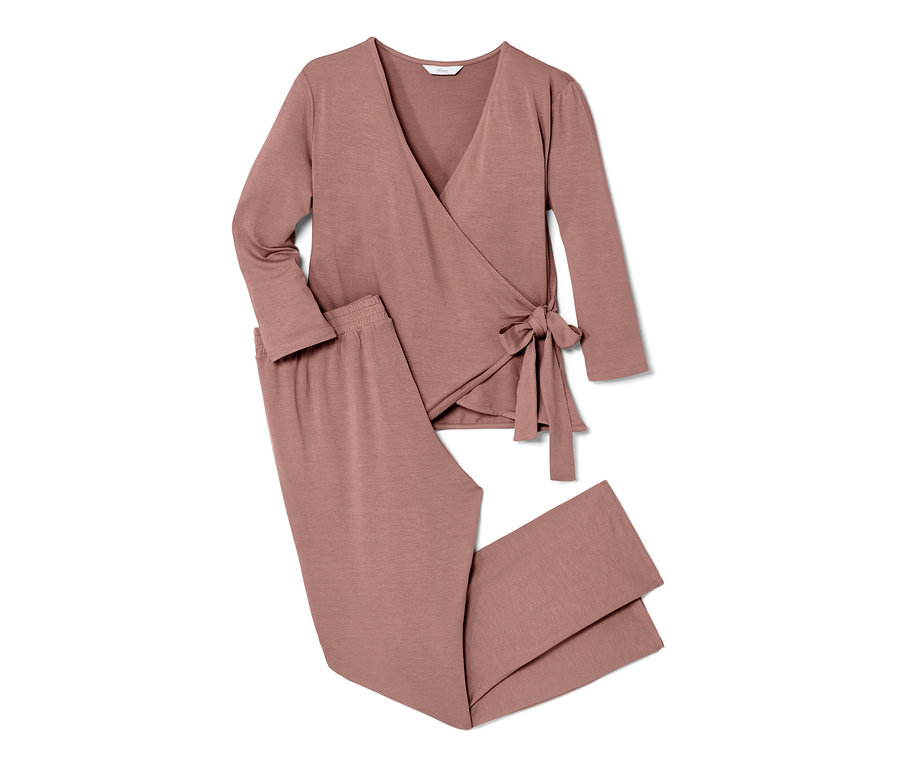 Rosa Loungewear-Hausanzug mit langärmligem Oberteil und Hose.