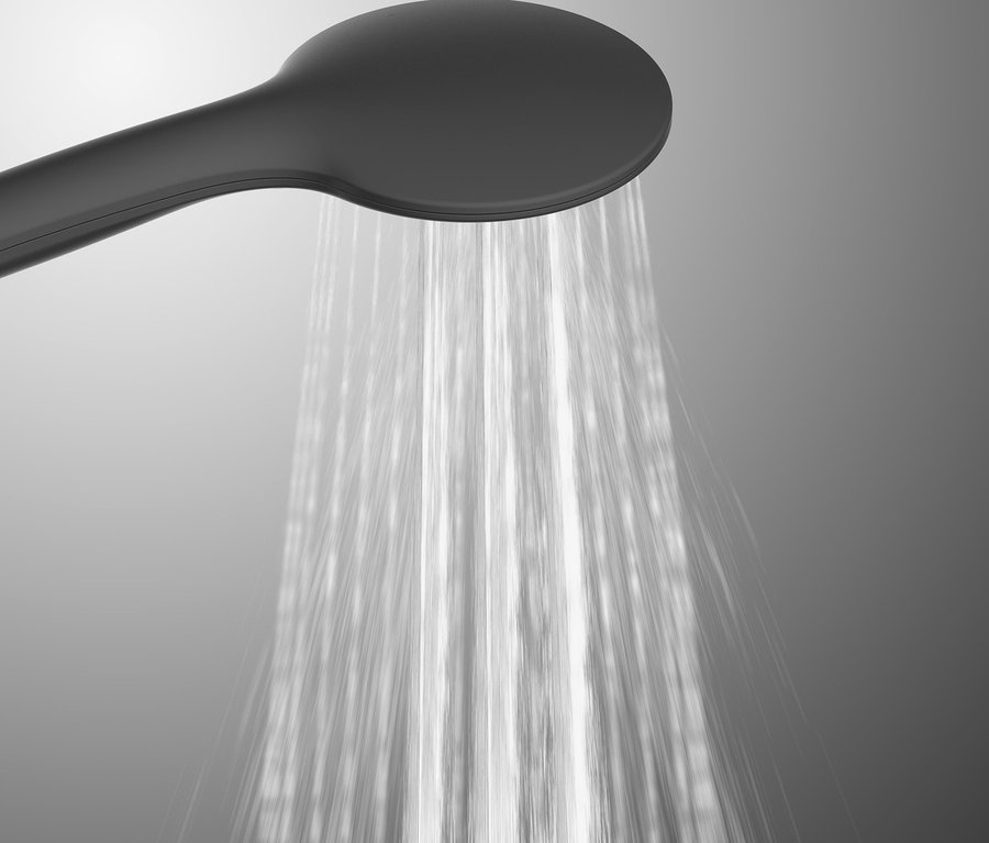 Wasser fließt aus dem Duschkopf des Stangenbrause-Sets »Raven«.