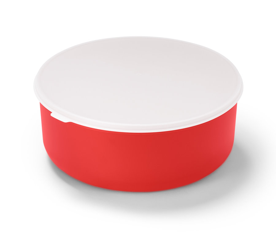 Eine rote Salatschüssel mit einem weißen Deckel.