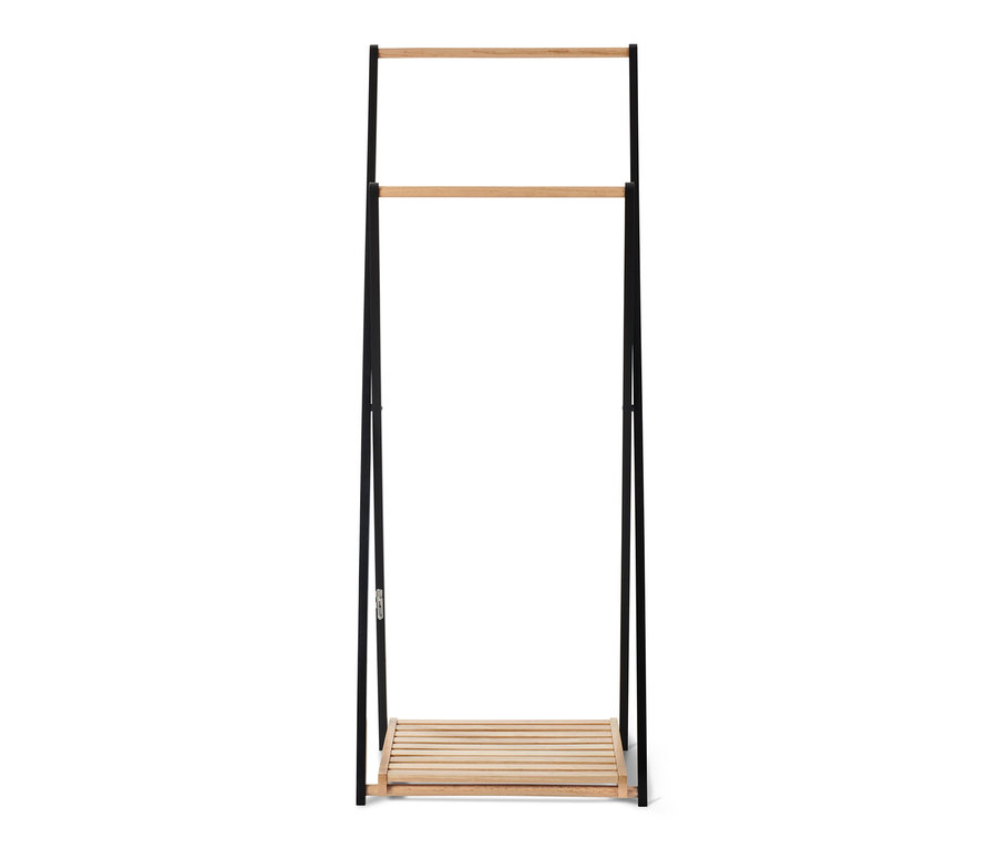 Schwarzer Kleiderständer aus Massivholz.