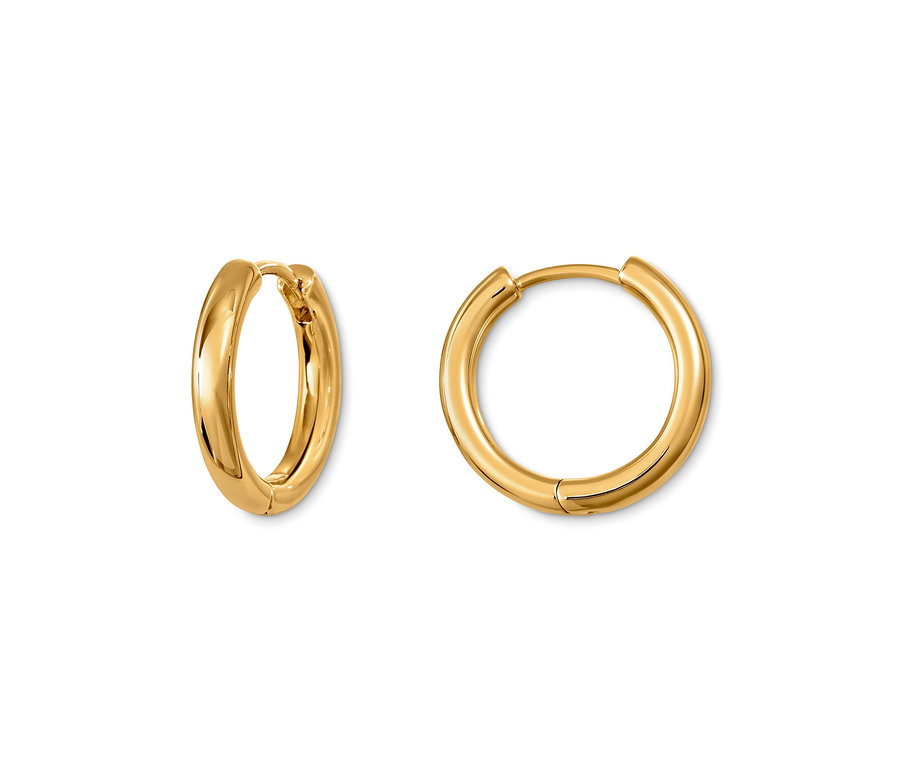 Zwei goldene Ohrringe auf weißem Hintergrund.