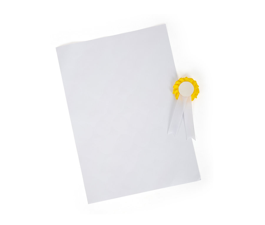 Leeres weißes Blatt Papier mit gelber Rosette in der oberen rechten Ecke.