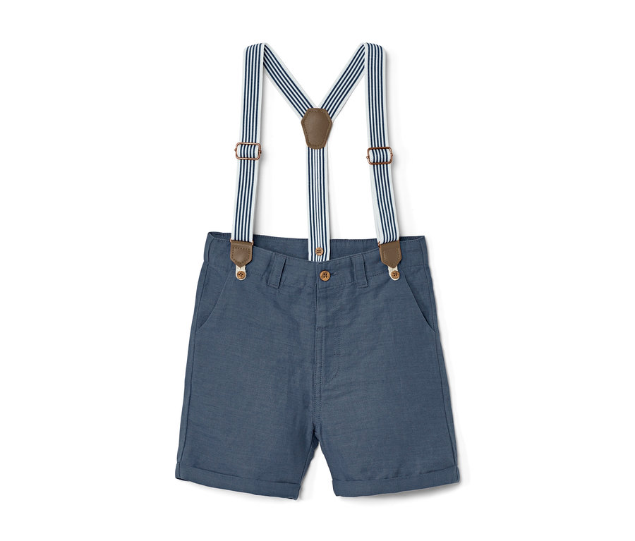 Blaue Kinder-Shorts mit gestreiften Hosenträgern.