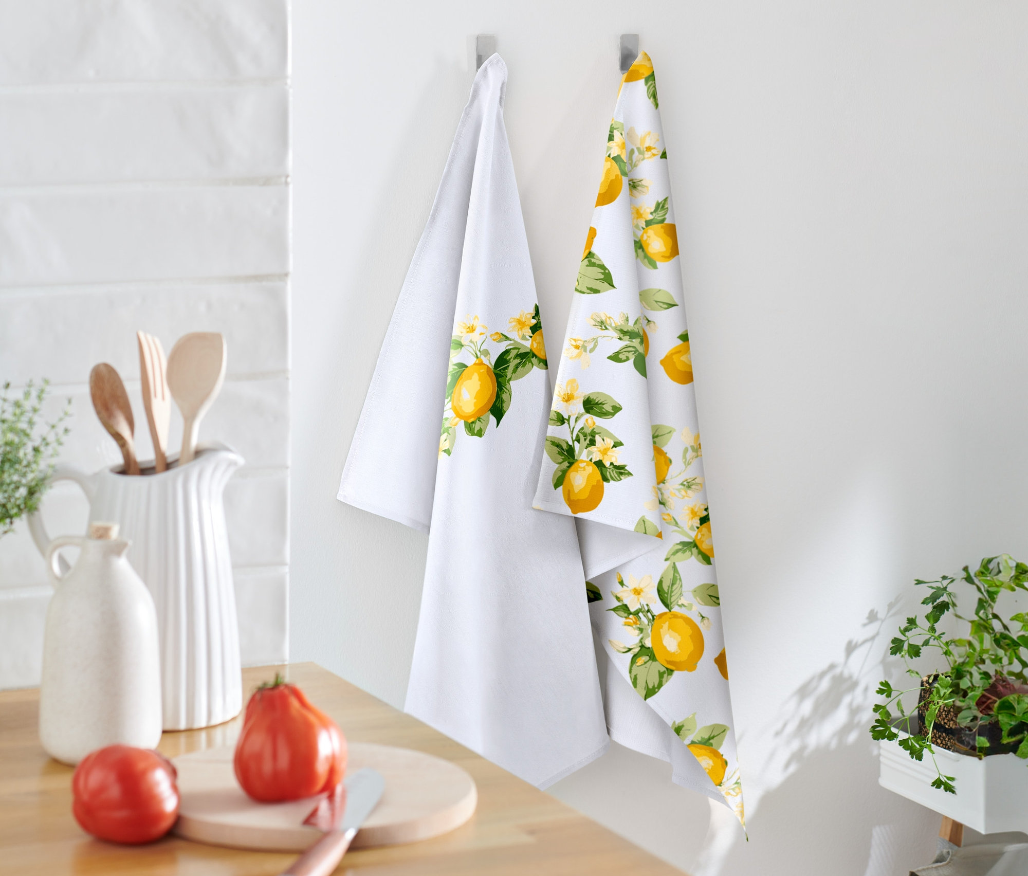 Zwei Geschirrtücher hängen an der Wand.