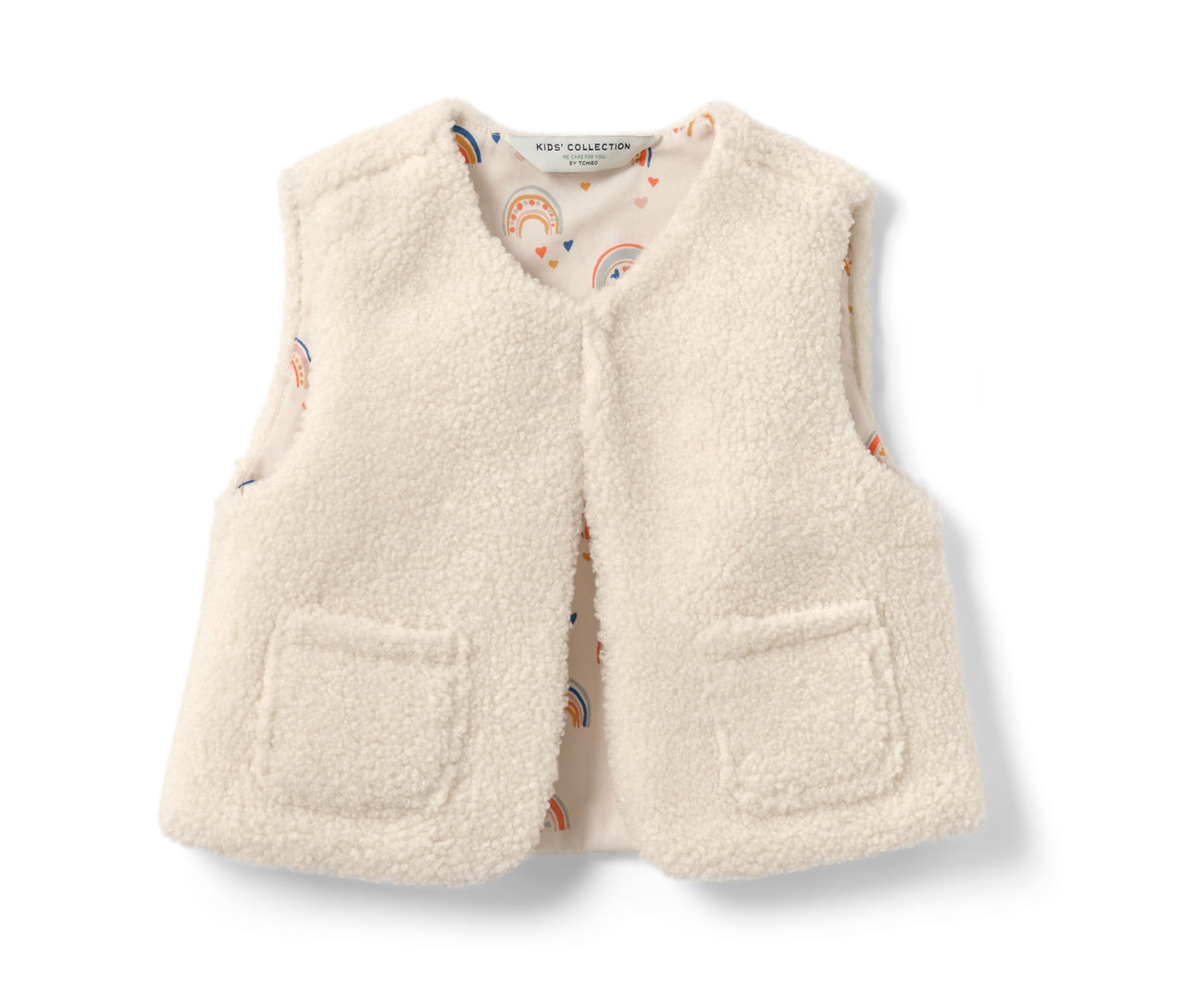 Eine Kinder-Teddyweste in Creme mit Taschen.