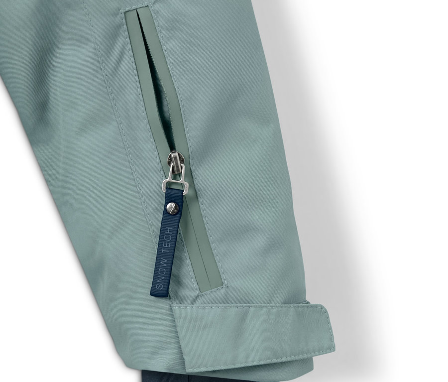 Detail einer Kinder-Outdoor-und-Snowboardjacke mit Reißverschluss.