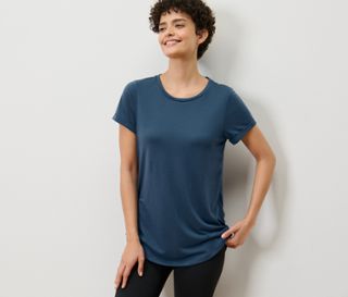 Frau posiert in marineblauem Longshirt.