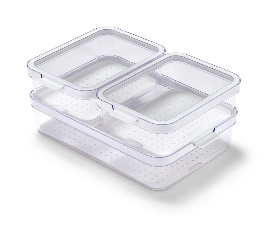 Drei durchsichtige Kühlschrankordnungsboxen sind gestapelt.