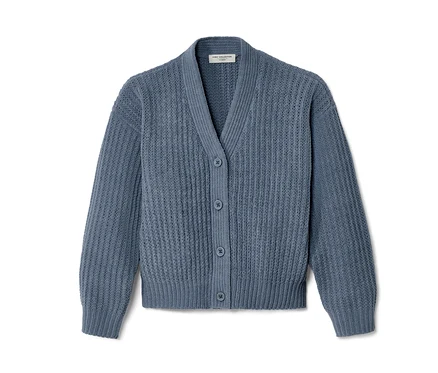 Eine blaue Kinder Chenille-Strickjacke mit Knöpfen.