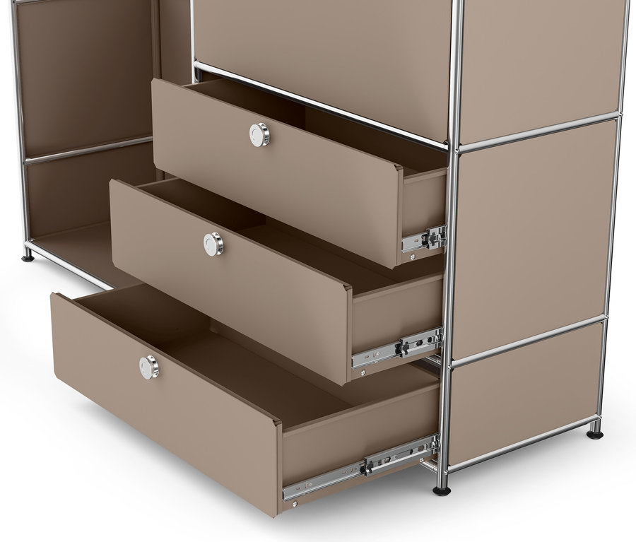 Detailaufnahme der Kommode Metall »CN3« mit Holzplatte und drei offenen Schubladen in Taupe.