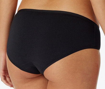 Nahaufnahme einer Frau, die 2 schwarze SCHIESSER Hipster trägt.