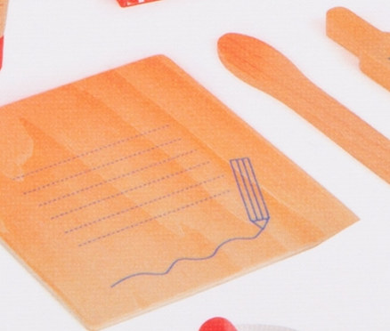 Das Bild zeigt die Verpackung des small foot Arztkoffer-Spielsets. Das Set beinhaltet einen roten Koffer und medizinische Werkzeuge aus Holz.