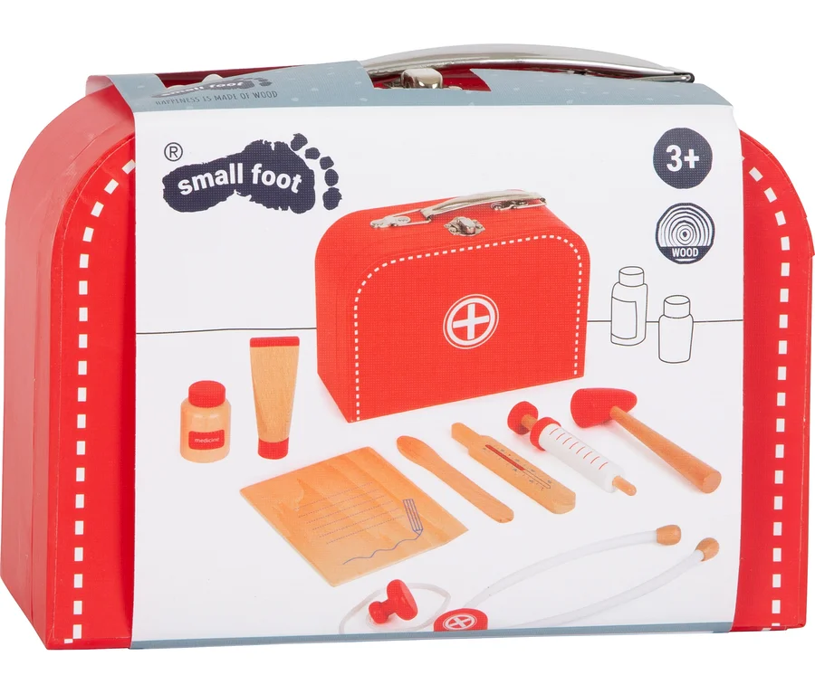 Das Bild zeigt die Verpackung des small foot Arztkoffer-Spielsets. Das Set beinhaltet einen roten Koffer und medizinische Werkzeuge aus Holz.