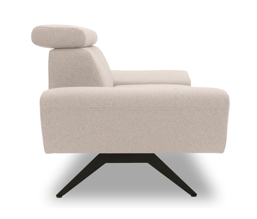 Seitenansicht des beigen DOMO collection 2-Sitzers »Cabarini« mit Bumerang-Fuß.