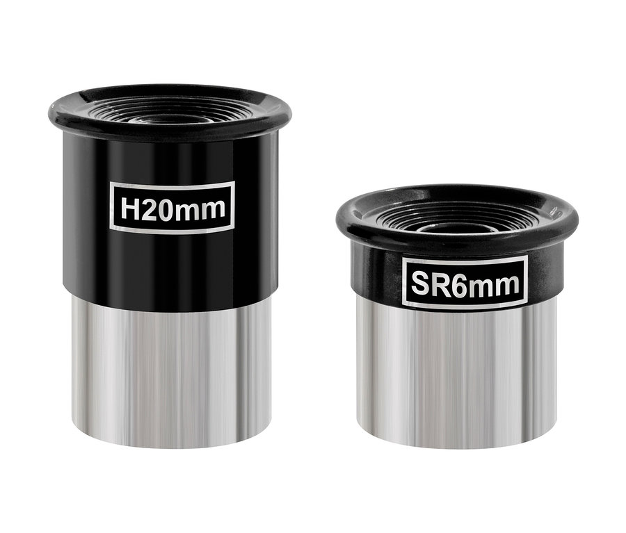 Zwei Teleskopokulare, eines mit der Bezeichnung H20mm und das andere SR6mm, stehen nebeneinander.